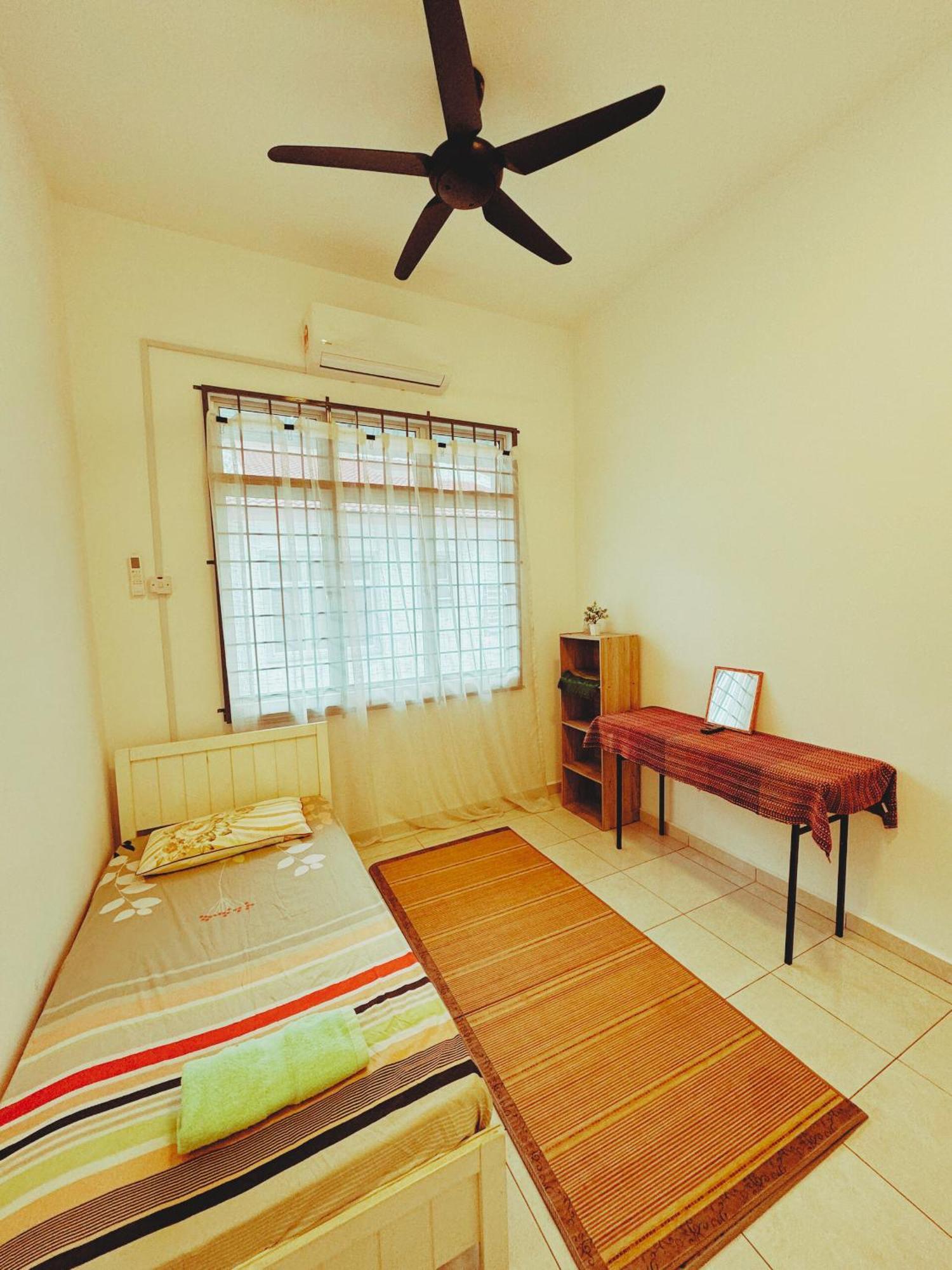 Holiday home Fallem's I 4 I Fully Aircond I 9 Pax I Free Wifi I Netflix I Intex Pool Malacca