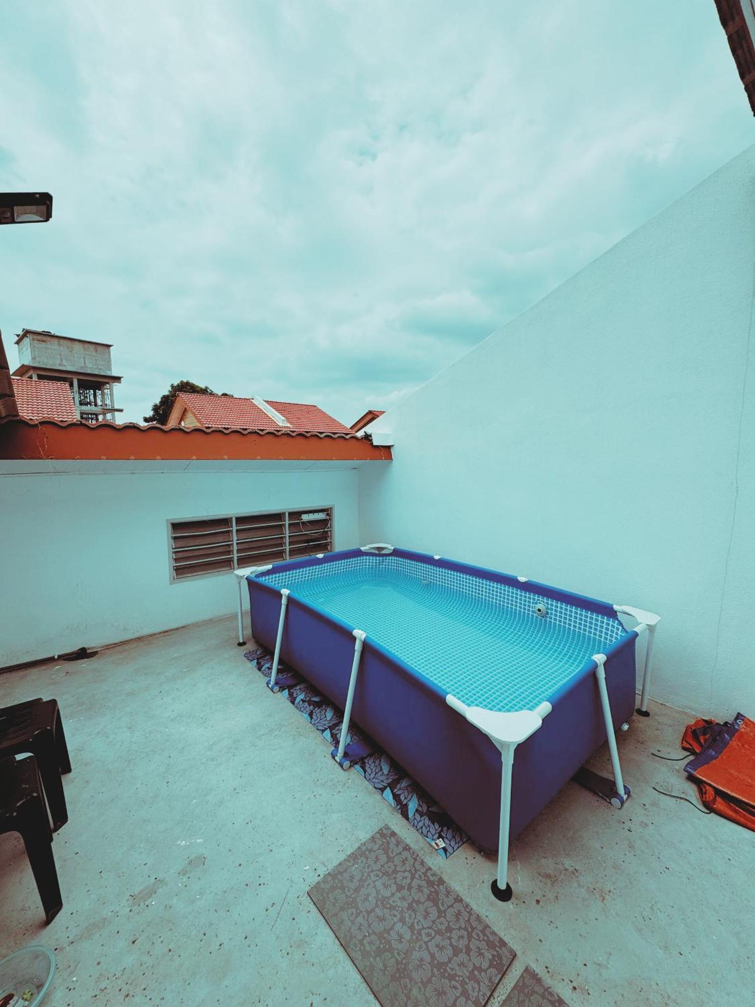 Fallem's I 4 I Fully Aircond I 9 Pax I Free Wifi I Netflix I Intex Pool Malacca