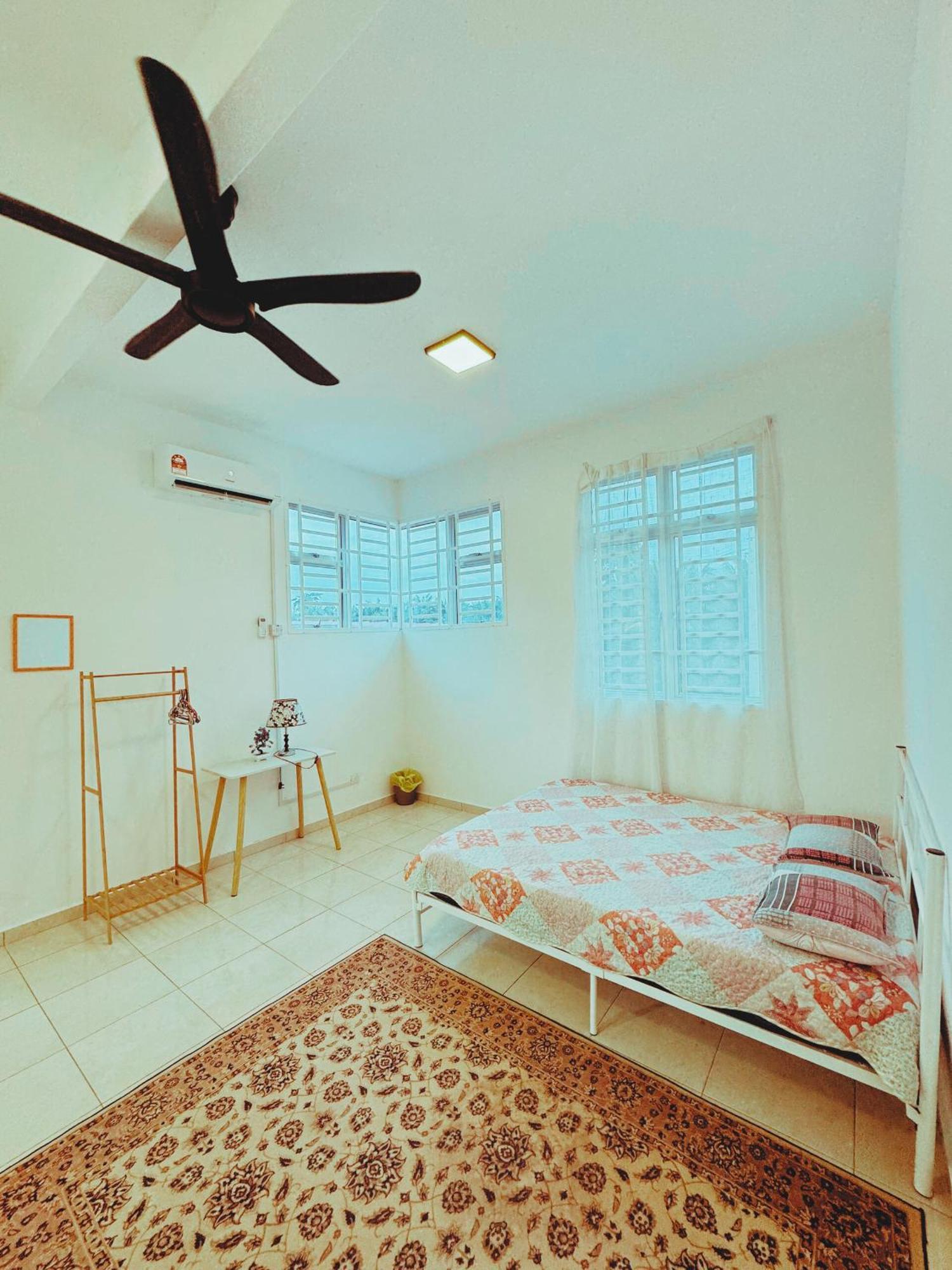 Fallem's I 4 I Fully Aircond I 9 Pax I Free Wifi I Netflix I Intex Pool * Malacca