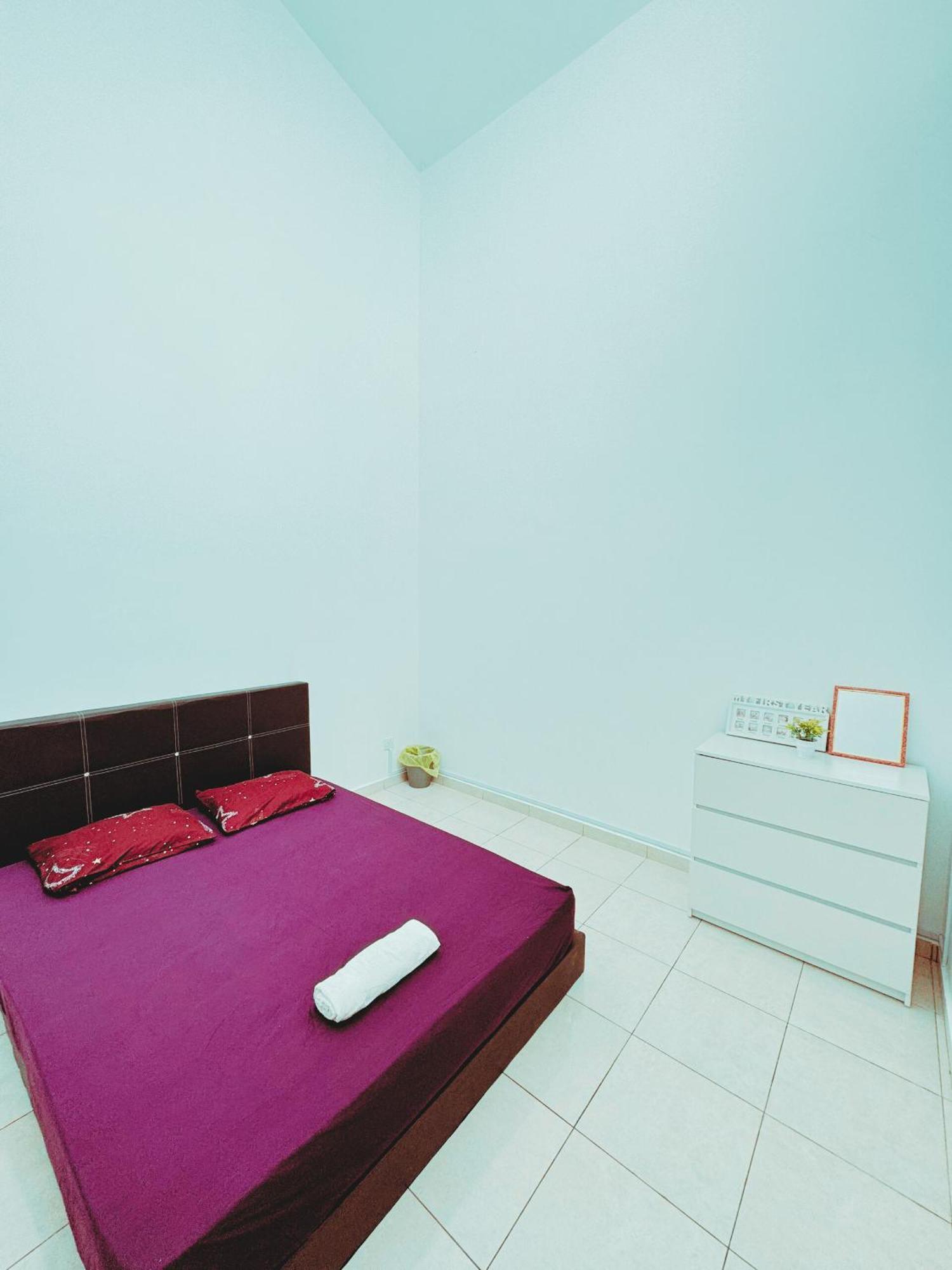 Fallem's I 4 I Fully Aircond I 9 Pax I Free Wifi I Netflix I Intex Pool Holiday home Malacca