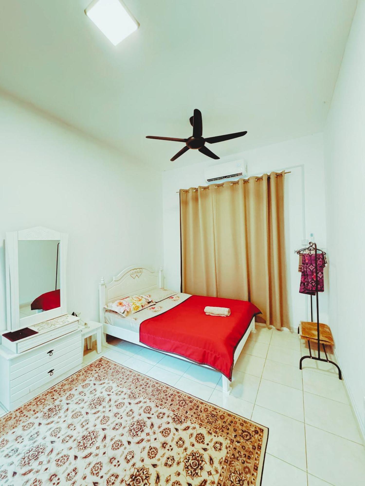 Fallem's I 4 I Fully Aircond I 9 Pax I Free Wifi I Netflix I Intex Pool *