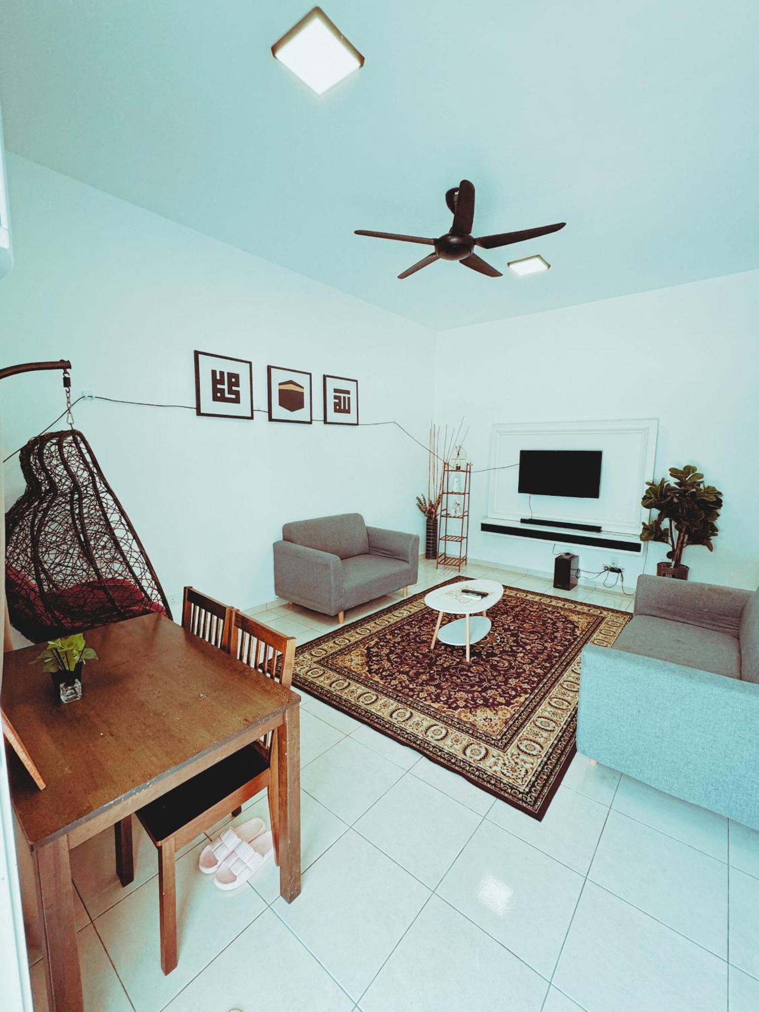 Holiday home Fallem's I 4 I Fully Aircond I 9 Pax I Free Wifi I Netflix I Intex Pool Malacca