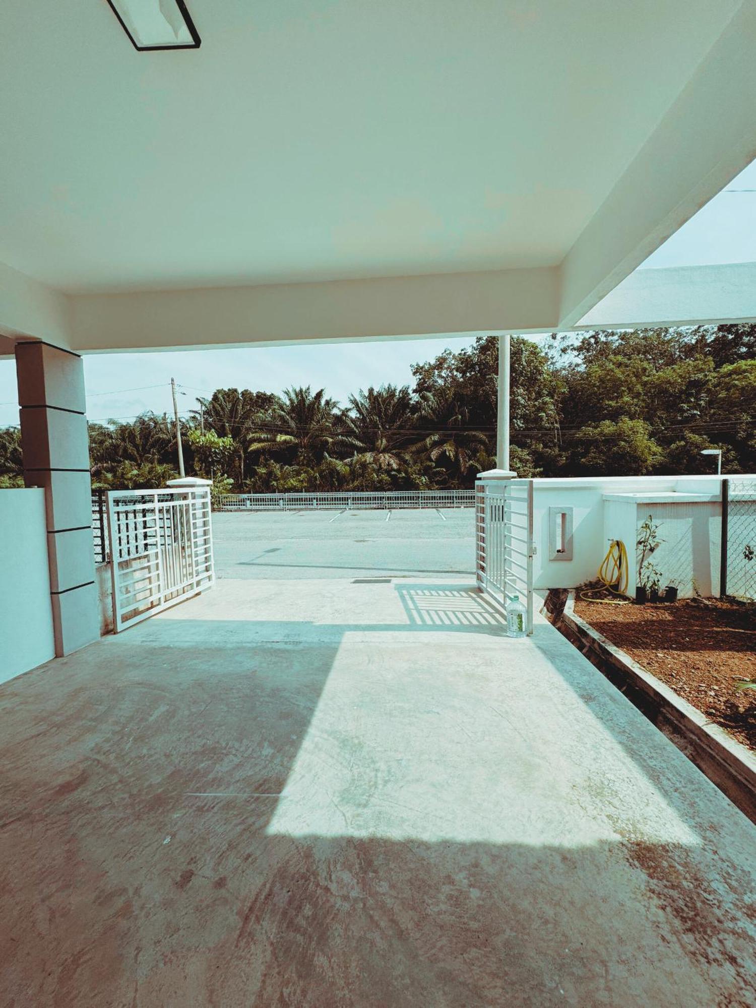 Fallem's I 4 I Fully Aircond I 9 Pax I Free Wifi I Netflix I Intex Pool * Malacca